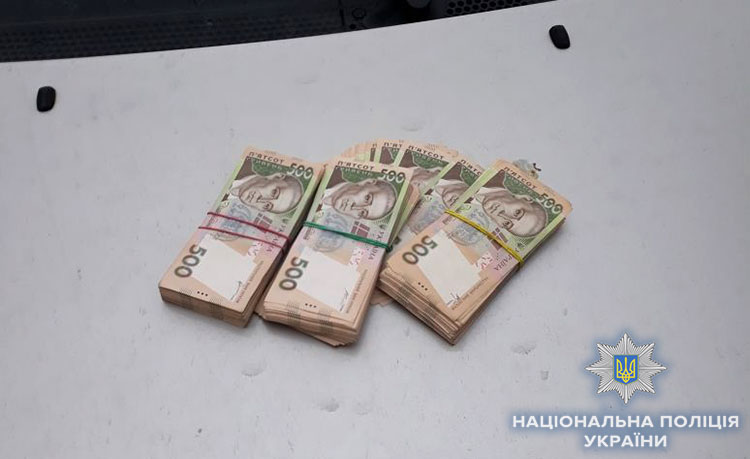 В Киеве задержали сотрудников госучреждений на взятке в 187 тысяч гривен